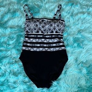 Women’s Black & White gottex one piece swimsuit, size 6